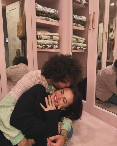 Selena Gomez dan Benny Blanco Resmi Bertunangan! Cincin Berlian Hingga Respon Hailey Bieber Jadi Sorotan Selena Gomez dan Benny Blanco (instagram @selenagomez)