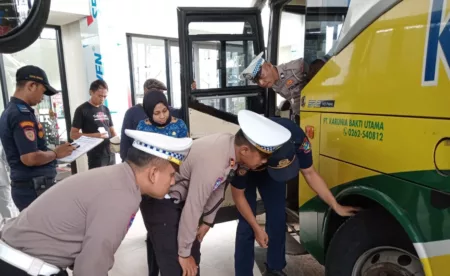 Polres Garut Gelar Ramp Check Kelayakan Kendaraan Umum Jelang Libur Nataru Polres Garut menggelar Ramp Check