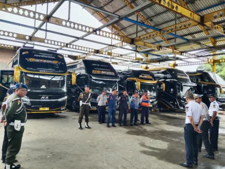 Ditlantas Polda Jabar Gelar Ramchek Bus dan Travel di Luragung Menjelang Nataru 2025 Menjelang libur Natal dan Tahun Baru (Nataru) 2025, Direktorat Lalu Lintas (Ditlantas) Polda Jawa Barat bersama tim gabungan gelar Ramchek