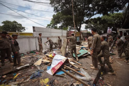Satpol PP Kota Bandung Kembali Tertibkan Bangunan Liar di Jalan Ibrahim Adjie Satpol PP Kota Bandung Kembali Tertibkan Bangunan Liar di Jalan Ibrahim Adjie