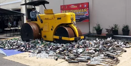 Jelang Natal dan Tahun Baru, Polisi di Kabupaten Tasikmalaya Musnahkan 10 Ribu Botol Miras 10 ribu botol minuman keras (miras) berbagai jenis dan merek dimusnahkan Aparat Kepolisian.