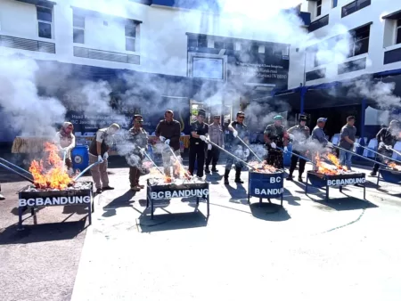 Bea Cukai Jawa Barat Musnahkan Rokok Ilegal dan Minuman Beralkohol Senilai Rp 13,1 Miliar Bea Cukai Jawa Barat Musnahkan Rokok Ilegal dan Minuman Beralkohol Senilai Rp 13,1 Miliar