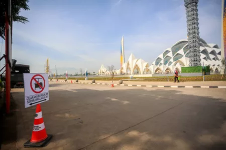 Malam Tahun Baru di Kota Bandung: 6 Masjid Terbaik untuk Muhasabah Akhir Tahun 2024 Malam Tahun Baru di Kota Bandung: 6 Masjid Terbaik untuk Muhasabah Akhir Tahun 2024