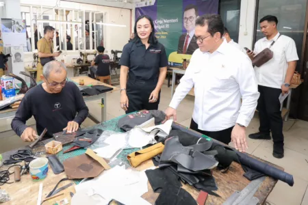 Menteri Perdagangan Dorong UMKM Kota Bandung Tembus Pasar Internasional Menteri Perdagangan RI, Budi Santoso saat berkunjung ke Tegep Boots & Accessories dan Machine56 di Jalan Pasirjaya, Pasirluyu, Senin 23 Desember 2024.