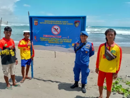 Polisi Garut Pasang Spanduk Peringatan di Pantai Sayang Heulang Antisipasi Kecelakaan Laut Polisi Garut Pasang Spanduk Peringatan di Pantai Sayang Heulang Antisipasi Kecelakaan Laut
