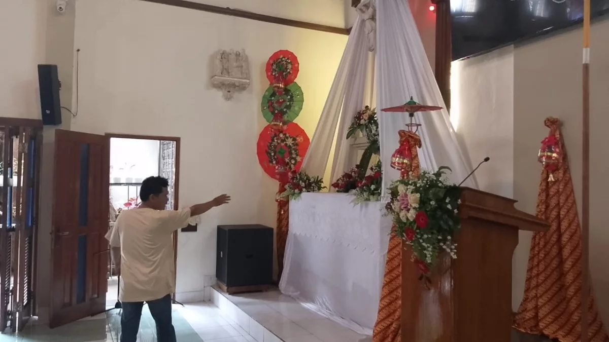 Payung Geulis Hiasi Gereja Katolik Hati Kudus Tasikmalaya pada Perayaan Natal 2024.