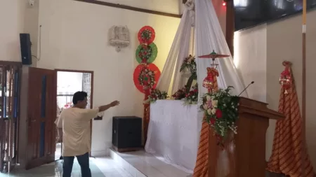 Payung Geulis Hiasi Gereja Katolik Hati Kudus Tasikmalaya pada Perayaan Natal 2024.