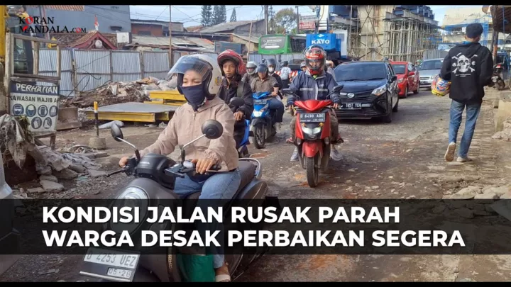 Kondisi Jalan Garuda di Kecamatan Andir, Kota Bandung, semakin rusak parah