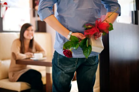 Bunga Masih Jadi Ikon Hadiah Hari Valentine, Kenapa Begitu? Ilustrasi Hadiah Bunga Valentine Day. (Freepik)