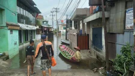 Kontras: Wisata Libur Panjang Ramai, Warga Bojongsoang Merana Terjebak Banjir Akses menuju Kampung Cigebar dari Cijagra hanya dapat ditempuh menggunakan perahu kecil