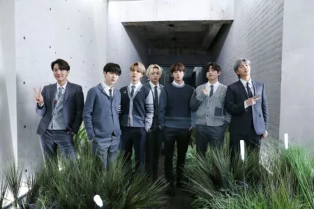Blue & Grey BTS: Curahan Hati tentang Kesepian, Depresi, dan Kerinduan akan Kebahagiaan Blue & Grey BTS: Curahan Hati tentang Kesepian, Depresi, dan Kerinduan akan Kebahagiaan