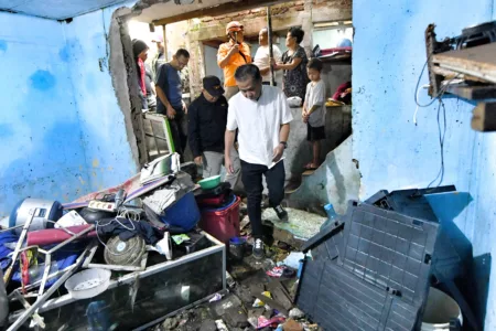Bey Machmudin Tinjau Lokasi Terdampak Banjir di Kota Bandung Bey Machmudin Tinjau Lokasi Terdampak Banjir di Kota Bandung