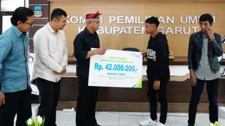 KPU Garut Berikan Santunan Rp42 Juta kepada Ahli Waris Petugas Pilkada KPU Garut Berikan Santunan Rp42 Juta kepada Ahli Waris Petugas PilkadaKPU Garut Berikan Santunan Rp42 Juta kepada Ahli Waris Petugas Pilkada