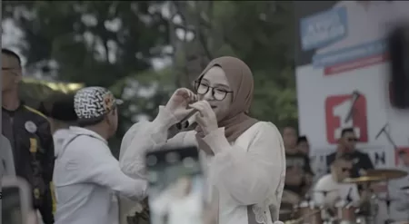 Lirik Sholawat Allah Karim Lengkap – Dipopulerkan Nissa Sabyan Lirik sholawat Allah Karim lengkap yang dipopulerkan Nissa Sabyan