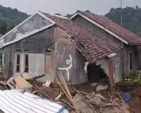 Longsor di Kuningan: 4 Rumah Ambruk, 15 Lainnya Terancam Rusak Longsor di Kuningan: 4 Rumah Ambruk, 15 Lainnya Terancam Rusak