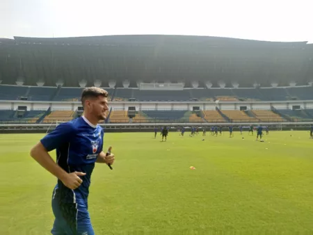 Nick Kuipers Dorong Ezra Walian Kalahkan Persebaya Surabaya