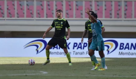 Persib Tahan Imbang PSBS : Klasemen BRI Liga 1 Terbaru, Hingga Wasit Kontroversial Prediksi Susunan Pemain Persija vs Persib Bandung, DDS Kembali Starter ?