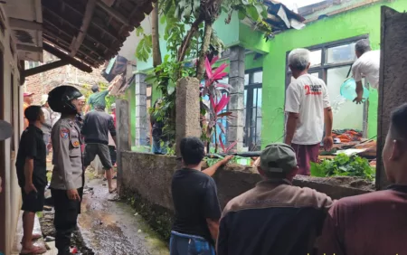 Polisi Cek TKP Kebakaran di Desa Banyuresmi, Rumah dan Harta Ludas Polisi Cek TKP Kebakaran di Desa Banyuresmi, Rumah dan Harta Ludas