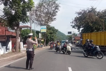 Polres Garut Terapkan Sistem One Way untuk Antisipasi Kemacetan Libur Panjang Polres Garut Terapkan Sistem One Way untuk Antisipasi Kemacetan Libur Panjang