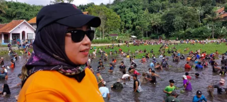Ratusan Warga Cigugur Antusias Ikuti Tradisi Ngagobyak di Situ Citamba Ratusan Warga Cigugur Antusias Ikuti Tradisi Ngagobyak di Situ Citamba