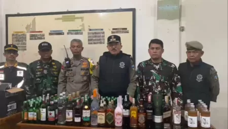 Satpol PP Garut Amankan 293 Botol Miras Jelang Pergantian Tahun Satpol PP Garut Amankan 293 Botol Miras Jelang Pergantian Tahun
