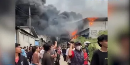 Tiga Pabrik di Kopo Bandung Terbakar, Pemadaman Terkendala Sumber Air Jauh Tiga Pabrik di Kopo Bandung Terbakar, Pemadaman Terkendala Sumber Air