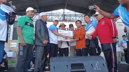 Jalan Sehat, Puncak Peringatan Hari Amal Bakti ke-79 Kemenag Garut Penyerahan hadiah utama umroh kepada peserta jalan sehat oleh kepala kementerian Agama Garut