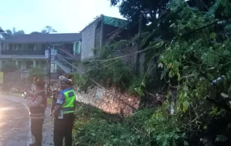 Evakuasi Tanah Longsor Tutup Akses Jalan di Limbangan Evakuasi Tanah Longsor Tutup Akses Jalan di Limbangan