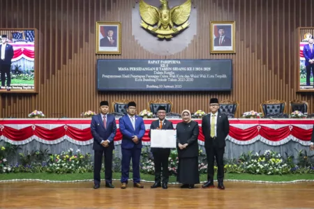 DPRD Serahkan Nama Walkot-Wawalkot Bandung Terpilih ke Mendagri untuk Ditetapkan Rapat Paripurna penetapan pasangan Farhan Erwin