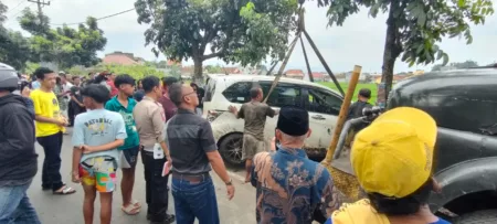 Diduga Sopir Mengantuk, Mobil Honda Freed Terperosok ke Area Persawahan di Kota Tasikmalaya diduga-sopir-mengantuk-mobil-honda-freed-terperosok-ke-area-persawahan-di-kota-tasikmalaya