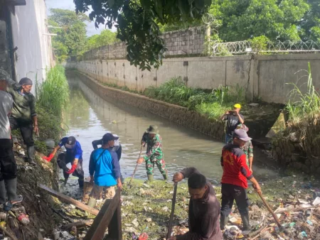 Jumat Bersih: Warga dan Aparat Kewilayahan Kompak Jaga Kebersihan Lingkungan Warga dan Aparat Kewilayahan Kompak Jaga Kebersihan Lingkungan