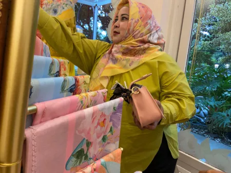 Reyvi Tawarkan Tren Baru Hijab dan Busana Muslim dengan Shocking Color di Kota Bandung Reyvi Tawarkan Tren Baru Hijab dan Busana Muslim dengan Shocking Color di Kota Bandung