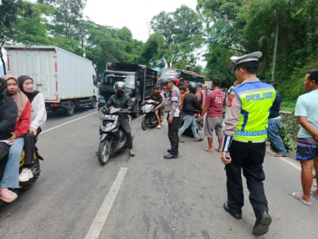 Sat Lantas Polres Garut Evakuasi Kecelakaan Lalu Lintas di Jalan Raya Tarogong-Leles Polres Garut Evakuasi Kecelakaan Lalu Lintas di Jalan Raya Tarogong-Leles
