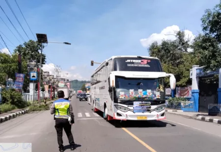 Polres Garut Terapkan Sistem One Way untuk Antisipasi Kemacetan Libur Panjang Polres Garut Terapkan Sistem One Way untuk Antisipasi Kemacetan Libur Panjang