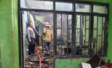 Kebakaran Hanguskan Rumah Ketua RW di Banyuresmi, Polisi Lakukan Penyelidikan Kebakaran Hanguskan Rumah Ketua RW di Banyuresmi, Polisi Lakukan Penyelidikan