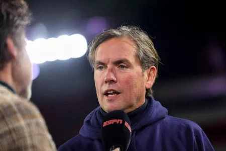Alex Pastoor: Asisten Pelatih Timnas Indonesia yang Sibuk Menganalisis dari Jauh Asisten pelatih Timnas Indonesia, Alex Pastoor