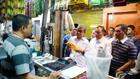 Kepala BK Perdagangan Kemendag Tinjau Harga Minyakita di Pasar Tradisional Kepala BK Perdagangan Kemendag RI, Rusmin Amin, bersama Sekda Garut, Nurdin Yana, mengecek harga Minyakita
