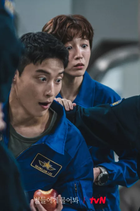 Gong Ryong Bikin Eve Kim Celaka di When The Stars Gossip! Astronot Terkejut Melihat Oleh oleh dari Bumi. (Soompi)