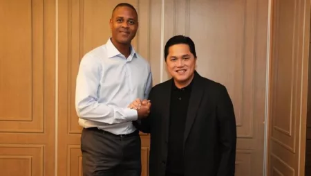Resmi Diperkenalkan Secara Langsung, Patrick Kluivert Ungkap Target Terdekatnya Resmi Diperkenalkan Secara Langsung, Patrick Kluivert Ungkap Target Terdekatnya