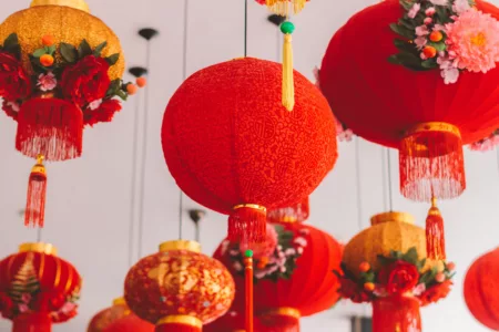 Imlek 2025 Jatuh Pada Tanggal Berapa? Berikut Informasi Serta Filosofi Tahun Ular Lampion Merah Tradisi Imlek