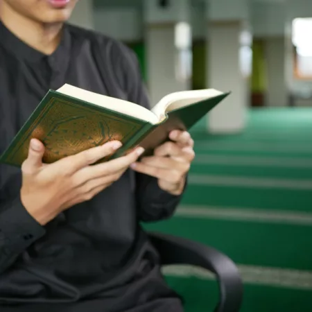 Hari Ini Tanggal 10 Rajab. Ini Keistimewaan dan Amalan yang Bisa Kita Lakukan di Bulan ajab Orang Membaca Al-Qur'an