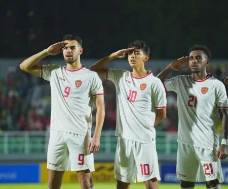Jens Raven Tegaskan Target Bawa Timnas U-20 Indonesia ke Piala Dunia 2025 Striker Timnas U-20 Indonesia, Jens Raven (kiri), bertekad membawa Garuda Muda menuju Piala Dunia 2025