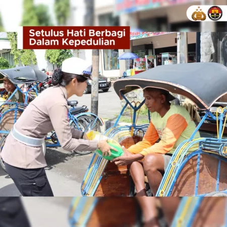 Anggota Kepolisian Ramai Mengunggah Tagar BaktiLayaniIndonesia. Ada Apa Ini? Kegiatan Polwan RI melakukan bakti sosial (X/@LantasPBM)