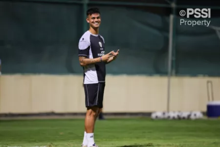 Mees Hilgers Cedera, FC Twente dan Timnas Indonesia Waspada Bek Timnas Indonesia dan FC Twente, Mees Hilgers, sedang mengalami cedera sejak Desember 2024