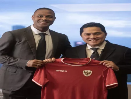 Media Inggris Soroti Kedatangan Patrick Kluivert ke Timnas Indonesia Pelatih Timnas Indonesia Patrick Kluivert (kiri) dan Ketua Umum PSSI Erick Thohir (kanan)