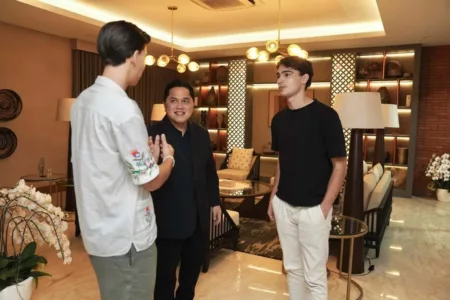 Tiga Calon Pemain WNI Siap Perkuat Timnas Indonesia Dion Markx (kiri), Erick Thohir (Tengah), dan Tim Geypens (Kanan)