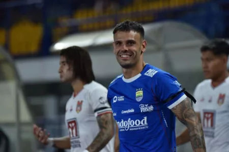 Tyronne Del Pino Siap Bawa Persib Bandung Sapu Bersih 14 Laga Sisa Tyronne Del Pino