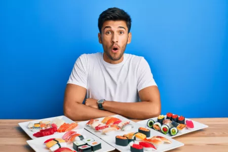 Sering Mengantuk Setelah Makan? Dokter Ungkap Penyebab dan Solusinya Ilustrasi makan AYCE (Freepik)