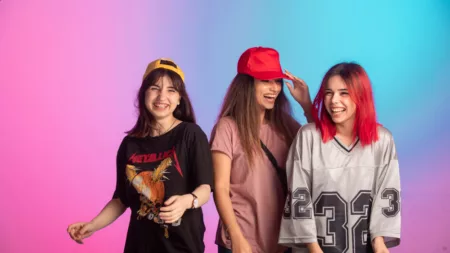 Tanpa Fanbase Lokal, Bisakah Idol Kpop Sukses di Pasaran? Ilustrasi Fans Kpop (Freepik)
