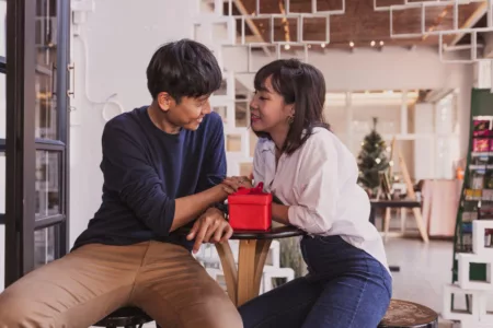 Pilihan Kado Valentine untuk Suami, Praktis dan Berkesan Ilustrasi Hadiah Valentine (Freepik)